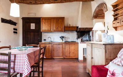 Borgo Cerbaiola 650.1: Cabinetry, Meubles, Comptoir, Bois, Cuisine, Évier, Chaise, Tiroir, Table, Sol