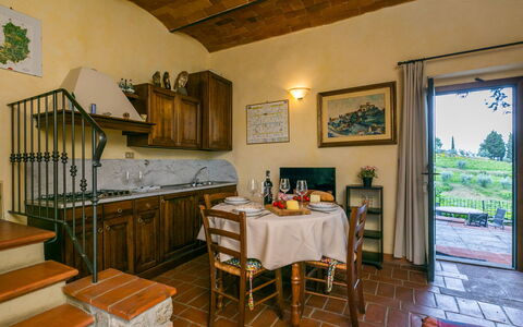 Greve in Chianti 651: Table, Meubles, Propriété, Cadre, Bois, Design Intérieur, Cabinetry, Chaise, Bâtiment, Salon