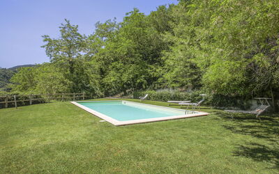Le Ginestre 646.2: L'Eau, Ciel, Plante, Piscine, Rectangle, Ombre, Paysage Naturel, Herbe, Arbuste, Couverture De Sol