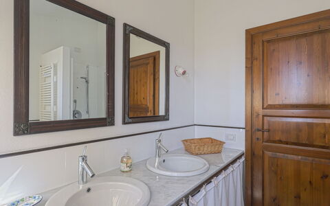 Podere San Raffaele - Cinzia: Miroir, Robinet, Luminaire Plomberie, Évier, Lavabo, Cabinetry, Armoire De Toilette, Bâtiment, Bois, Salle De Bains