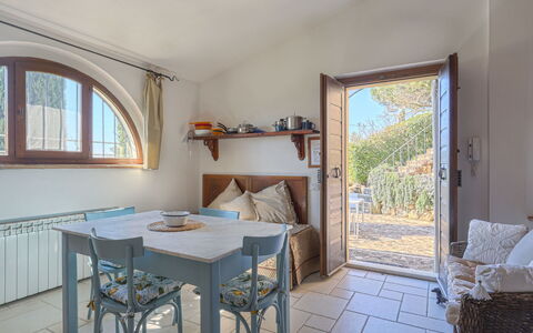 Podere San Raffaele - Cinzia: Meubles, Table, Bâtiment, Propriété, Fenêtre, Chaise, Bleu Azur, Bois, Design Intérieur, Sol