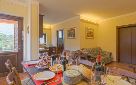 Gaiole in Chianti 649: Table, Meubles, Vaisselle, Propriété, Chaise, Bouteille, Bois, Bâtiment, Design Intérieur, Salon