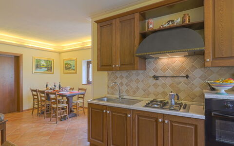 Gaiole in Chianti 649: Comptoir, Cabinetry, Meubles, Propriété, Évier, Evier, Cuisinière, Cuisine, Bâtiment, Bois