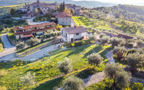 Gaiole in Chianti 649: Plante, Bâtiment, Paysage Naturel, Montagnes, Végétation, Lot Terre, Arbre, Herbe, Maison, Zone Rurale