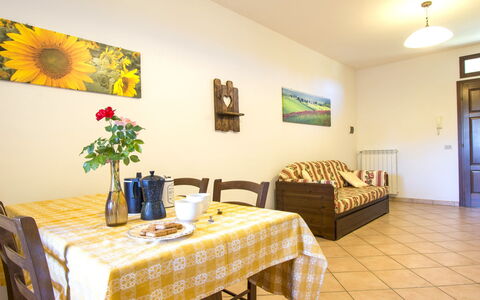Cecina 613: Pièce, Propriété, Design Intérieur, Jaune, Bâtiment, Meubles, Immobilier, Table, Maison, Salon