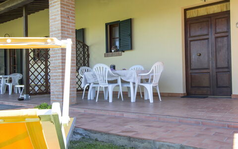 Cecina 613: Propriété, Maison, Jaune, Chaise, Bâtiment, Porche, Pièce, Meubles, Domicile, Immobilier