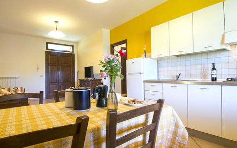 Cecina 613: Pièce, Propriété, Comptoir, Meubles, Jaune, Cuisine, Design Intérieur, Bâtiment, Sol, Maison