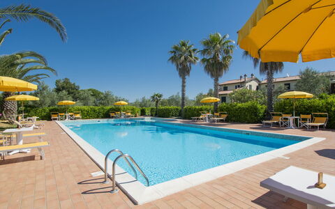 Cecina 613: L'Eau, Ciel, Plante, Propriété, Meubles, Piscine, Bâtiment, Bleu Azur, Arbre, Parapluie