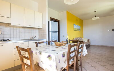 Le Macine 613.4: Propriété, Pièce, Immobilier, Bâtiment, Meubles, Jaune, Design Intérieur, Plafond, Maison, Salle À Manger