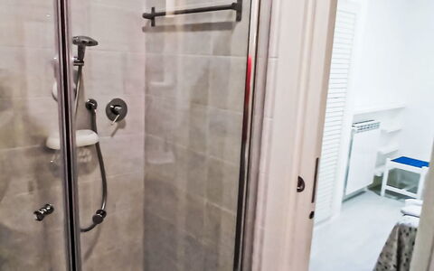 I Pini: Luminaire Plomberie, Sol, Sol, Salle De Bains, Douche, Plomberie, Porte De Douche, Tete De Douche, Bar De Douche, Tuile
