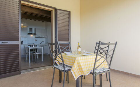 Riparbella 628: Pièce, Meubles, Propriété, Jaune, Chaise, Salle À Manger, Table, Sol, Design Intérieur, Bâtiment