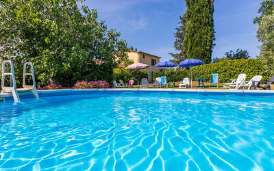 Follonica 702: L'Eau, Ciel, Piscine, Nuage, Plante, Bleu Azur, Arbre, Bâtiment, Loisir, Aqua