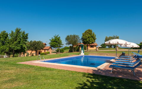 Istia D'Ombrone 602: Ciel, L'Eau, Plante, Bâtiment, Piscine, Arbre, Rectangle, Lot Terre, Mobilier De Jardin, Herbe