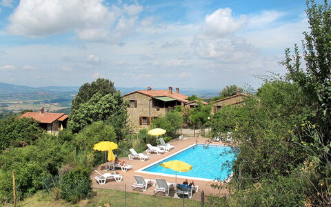Lago Trasimeno 611: Ciel, Nuage, L'Eau, Plante, Propriété, Bâtiment, Piscine, Bleu Azur, Arbre, Mobilier De Jardin