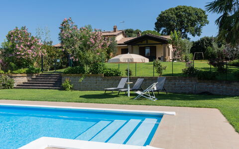 Lago di Bolsena 618: Plante, Ciel, Propriété, L'Eau, Meubles, Bâtiment, Arbre, Bleu Azur, Piscine, Mobilier De Jardin