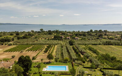 Lago di Bolsena 618: Paysage, Lot Terre, Piscine, Biens, Vue Du Ciel, Plantation, Recours, Aménagement Paysager, Photographie Aérienne, Hacienda