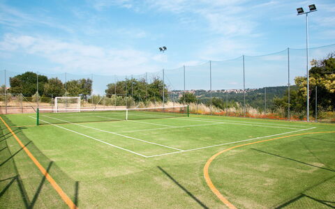 Lago di Bolsena 619: Complexe Sportif, Herbe, Stade, Ciel, Net, Immobilier, Des Sports, Gazon Artificiel, Pelouse