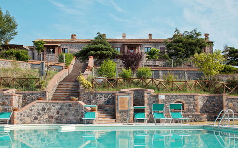 Lago di Bolsena 619: L'Eau, Ciel, Nuage, Plante, Bâtiment, Piscine, Arbre, Design Urbain, Loisir, Zone Résidentielle