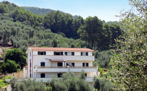 Villa Tavaglione: Propriété, Maison, Végétation, Architecture, Domicile, Ciel, Paysage Naturel, Immobilier, Arbre, Bâtiment