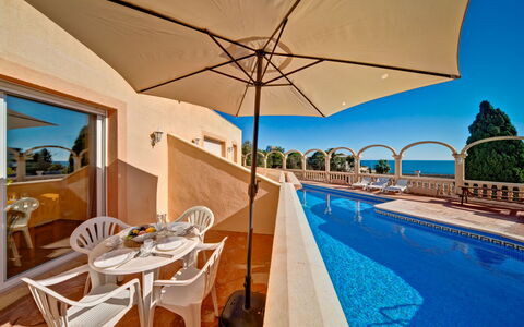 Calpe Calp 1009: L'Eau, Table, Meubles, Propriété, Chaise, Bleu Azur, Piscine, Mobilier De Jardin, Ombre, Éclairage