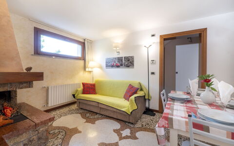 Villa Stelis: Propriété, Meubles, Canapé, Bâtiment, Cadre, Bois, Salon, Confort, Éclairage, Sol
