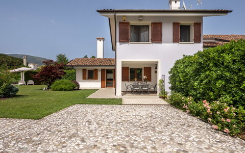 Villa Stelis: Plante, Ciel, Bâtiment, Fenêtre, Propriété, Porte, Maison, Lot Terre, Arbre