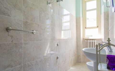 Tamerici: Salle De Bains, Propriété, Tuile, Pièce, Mur, Sol, Design Intérieur, Robinet, Architecture, Sol