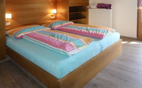 Kammerlander: Chambre, Lit, Meubles, Matelas, Drap De Lit, Propriété, Cadre De Lit, Pièce, Literie, Sol