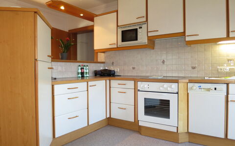 Liftblick: Comptoir, Cabinetry, Évier, Cuisine, Appareil De Cuisine, Cuisinière, Électroménager, Tiroir, Bâtiment, Chaise