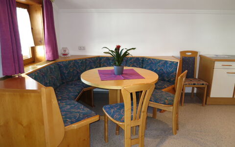 Liftblick: Table, Fleur, Plante, Propriété, Meubles, Pot De Fleur, Plante D'Appartement, Chaise, Bois, Architecture