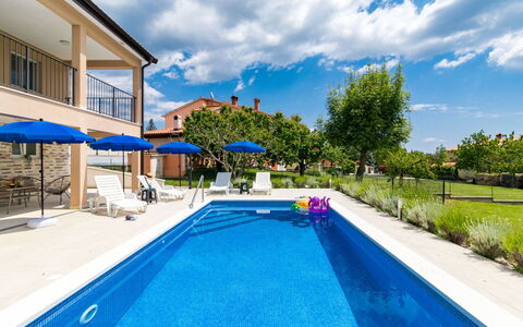 Marina: L'Eau, Nuage, Ciel, Plante, Piscine, Bleu, Arbre, Bâtiment, Ombre, Loisir
