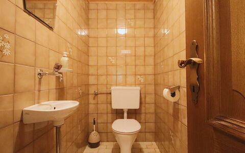 Garni Regina: Siège De Toilette, Salle De Bains, Lavabo, Toilette, Luminaire Plomberie, Sol, Mur, Évier, Sol, Design Intérieur