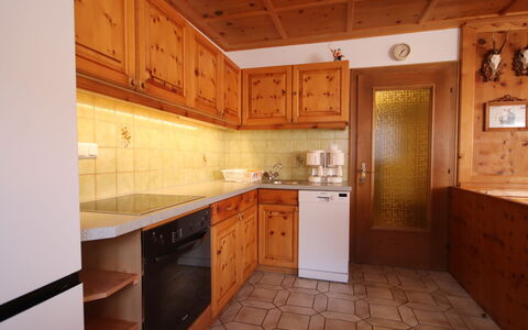 Garni Regina: Sol, Bois, Cabinetry, Design Intérieur, Sol, Plafond, Cuisine, Comptoir, Placard, Tiroir