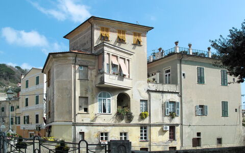 Porta Reale (Flg211): Ciel, Bâtiment, Fenêtre, Nuage, Design Urbain, Maison, Arbre, Clôture, Zone Résidentielle, Façade