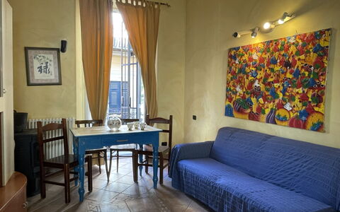 Porta Reale (Flg211): Table, Meubles, Propriété, Comptoir, Vaisselle, Cabinetry, Aliments, Plante, Fenêtre, Chaise