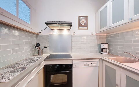 Foncillon: Cuisine, Appareil De Cuisine, Comptoir, Principaux Appliance, Design Intérieur, Cabinetry, Sol, Électroménager, Cuisinière, Plafond