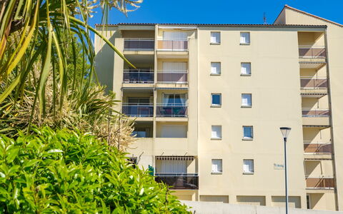 Le Yachting: Propriété, Jour, Fenêtre, Bâtiment, Ciel, Plante, Design Urbain, Quartier, Bloc Tour, Mur