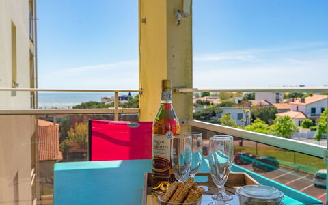 Le Yachting: Ciel, Propriété, Vaisselle, Table, Bleu Azur, Nuage, Design Intérieur, Bois, Fenêtre, Chaise