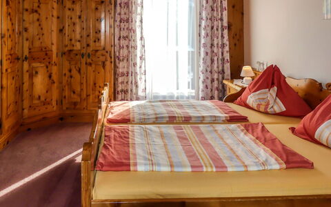 Bramberg am Wildkogel 697: Chambre, Lit, Pièce, Meubles, Drap De Lit, Propriété, Cadre De Lit, Literie, Matelas, Design Intérieur