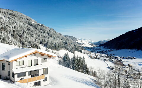 Bergblick: Ciel, Montagne, Neige, Fenêtre, Nuage, Plante, Bâtiment, Arbre, Pente, Maison