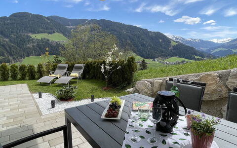 Bergblick: Plante, Ciel, Nuage, Propriété, Bâtiment, Pot De Fleur, Montagne, Table, Plante D'Appartement, Architecture