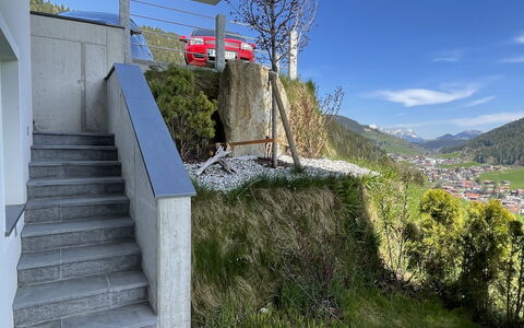 Bergblick: Ciel, Plante, Bâtiment, Nuage, Pente, Escaliers, Arbre, Montagne, Maison, Herbe