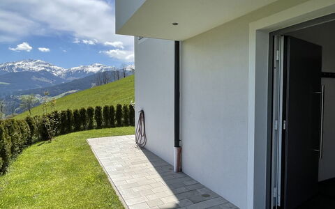 Bergblick: Nuage, Ciel, Jour, Bâtiment, Porte, Ombre, Plante, Zone Résidentielle, Immobilier, Façade