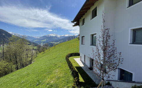 Bergblick: Plante, Ciel, Nuage, Fenêtre, Bâtiment, Montagne, Maison, Pente, Lot Terre, Herbe