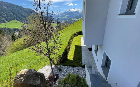 Bergblick: Plante, Ciel, Fenêtre, Nuage, Bâtiment, Vert, Bleu Azur, Montagne, Pente, Maison