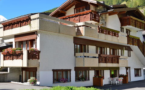 Saas-Grund 708: Plante, Ciel, Bâtiment, Propriété, Fenêtre, Maison, Design Urbain, Quartier, Zone Résidentielle, Bois