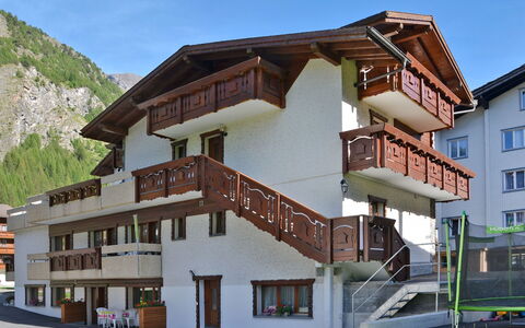 Saas-Grund 708: Ciel, Bâtiment, Plante, Fenêtre, Design Urbain, Bois, Montagne, Matériel De La Propriété, Loisir, Façade