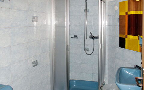 Saas-Grund 708: Salle De Bains, Douche, Pièce, Propriété, Luminaire Plomberie, Panneau De Douche, Mur, Bar De Douche, Porte, Architecture
