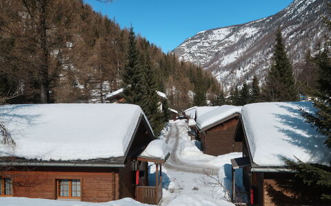 Saas-Balen 636: Ciel, Neige, Montagne, Bâtiment, Fenêtre, Blanc, Arbre, Plante, Maison, Pente