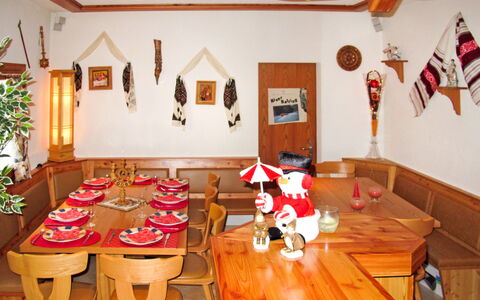 Saas-Balen 636: Pièce, Salle À Manger, Design Intérieur, Table, Bâtiment, Meubles, Maison, Restaurant, Bois, Sol
